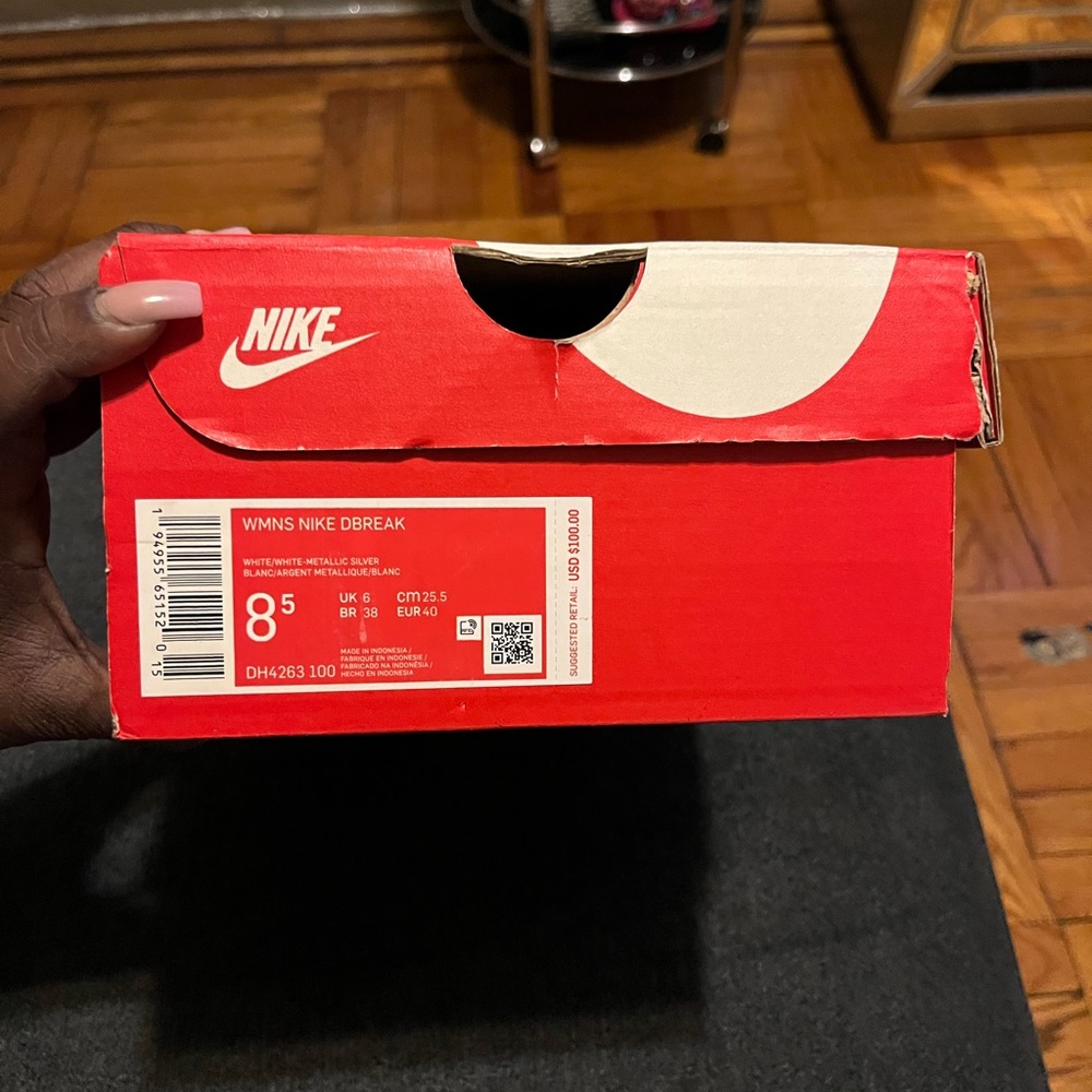 Nike Women’s Sneakers in Light Gray and White - Picture 2 of 5